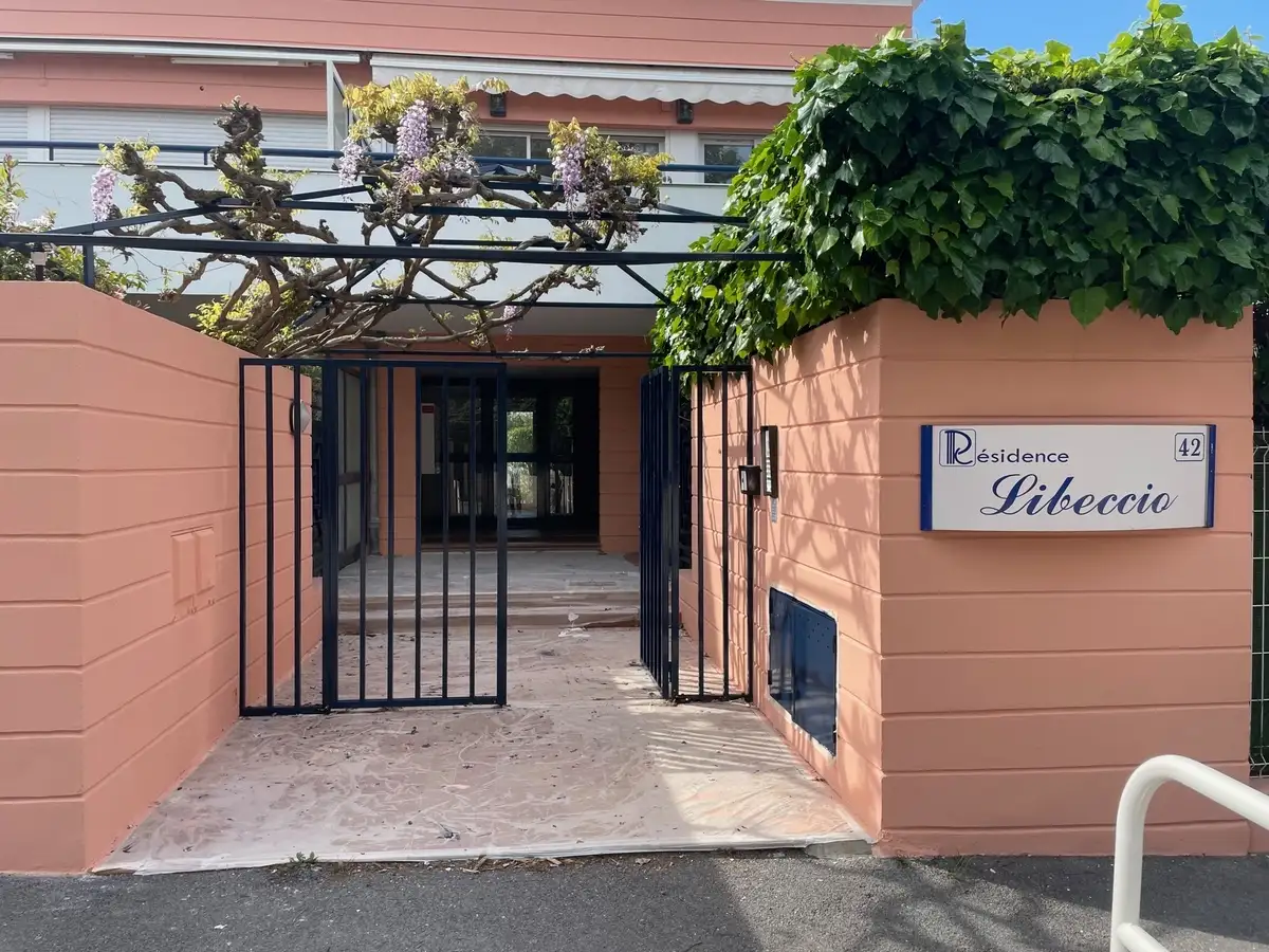 Rénovation de façade à Antibes : entre exigences techniques et respect du patrimoine